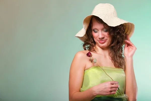 Hermoso retrato de mujer de primavera. concepto verde —  Fotos de Stock