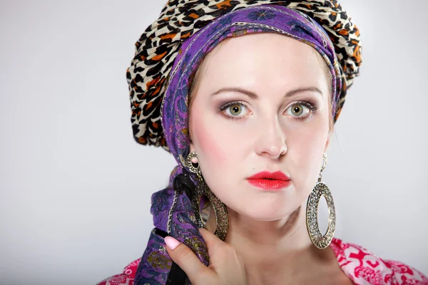 Retrato hermosa chica mujer en un turbante — Foto de Stock