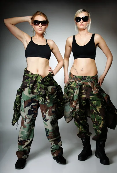 Dos mujeres vestidas de militares, chicas del ejército — Foto de Stock