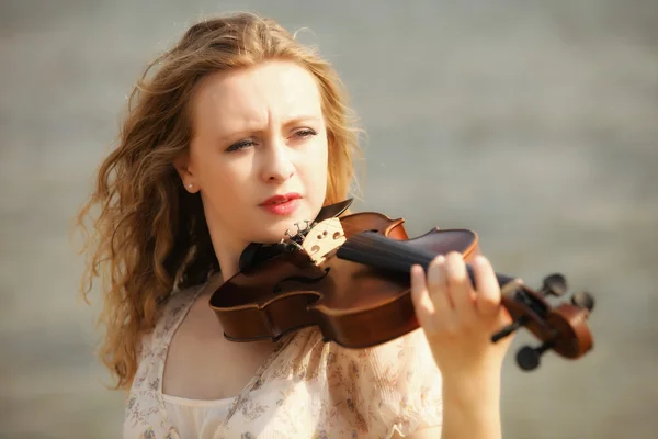Portrettblond jente med fiolin utendørs – stockfoto
