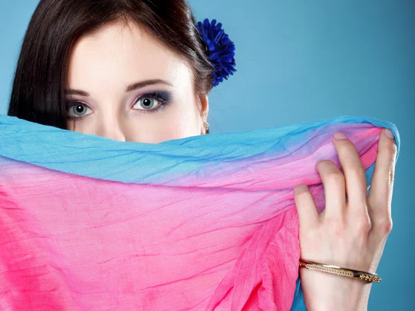 Woman hides her face with shawl — Stock Photo, Image