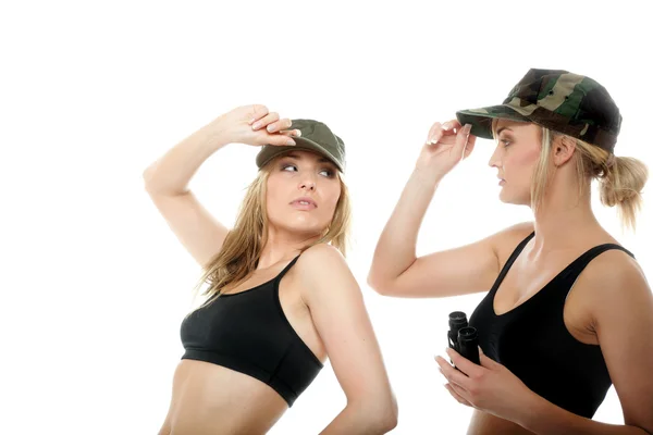 Dwie kobiety w wojskowych ciuchach, dziewczyny z wojska. — Zdjęcie stockowe