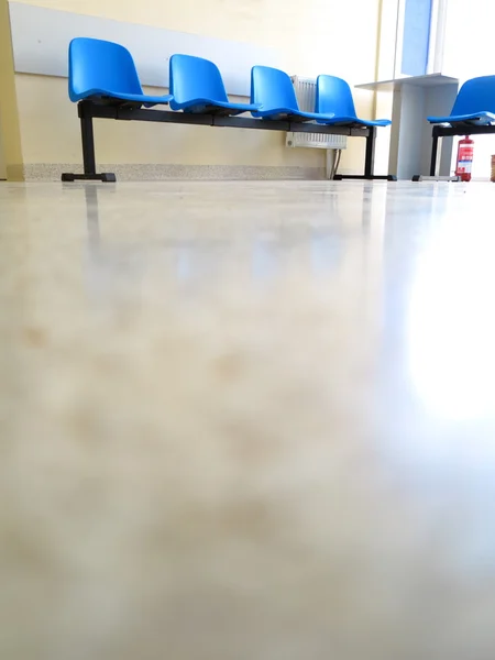 Голубые стулья в комнате ожидания — стоковое фото