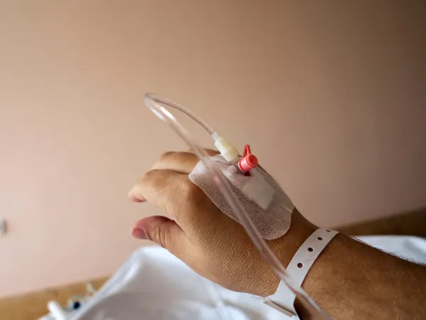 Patientens hand på sjukhuset med dropp — Stockfoto