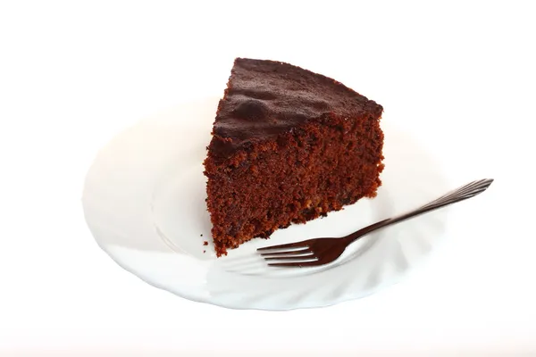 Kus čokoládového dortu na bílé desce — Stock fotografie