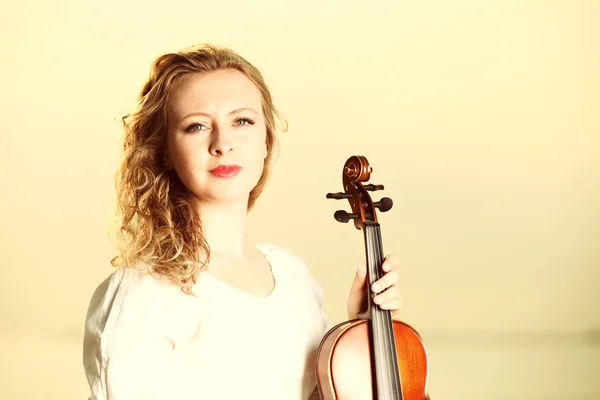 La chica rubia con un violín al aire libre —  Fotos de Stock