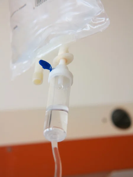 Infusion bottle with IV solution in hospital — Stock Photo, Image