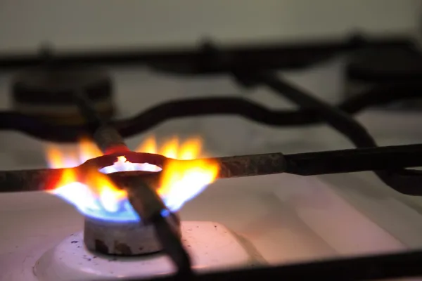 Gasförbränning från en gasspis i köket — Stockfoto