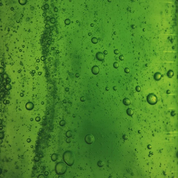 Bolle di sapone verde fondo liquido — Foto Stock