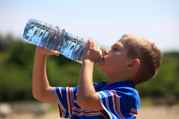 Dítě pít čistou vodu v přírodě — Stock fotografie