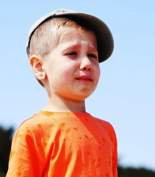 Petit garçon pleurer en plein air — Photo