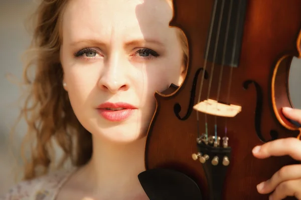 Portrait blonde girl with a violin outdoor — Stock Photo, Image