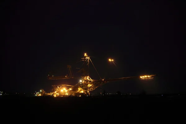巨大的挖掘机在一个煤开放的夜晚 — 图库照片