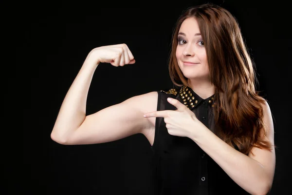 Chica muestra sus músculos fuerza y poder —  Fotos de Stock