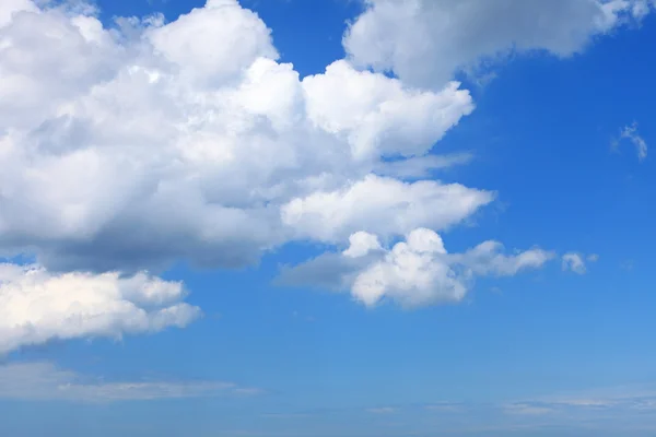 Cielo azul con nubes — Foto de Stock