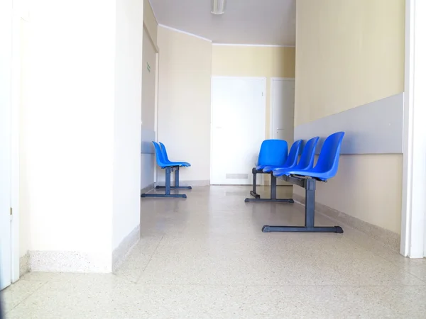 Tabourets bleus dans la salle d'attente — Photo