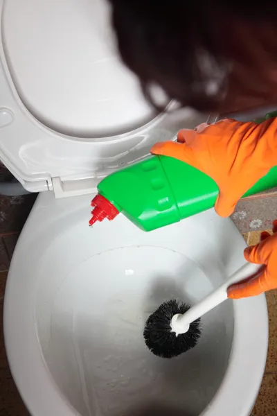 Fırça kullanarak eldivenli el temizleme klozeti — Stok fotoğraf