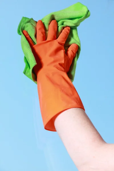 Vitre de nettoyage des mains gantée avec chiffon — Photo