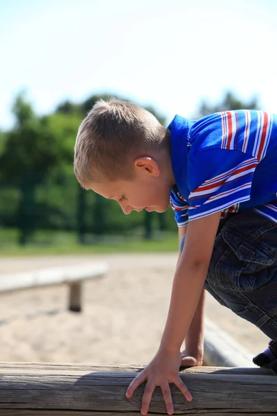 Enfant dans l'aire de jeux, enfant en action jouer — Photo