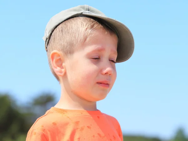 Liten pojke gråter utomhus — Stockfoto