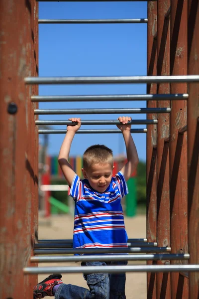 Kind auf Spielplatz, Kind in Aktion beim Spielen — Stockfoto