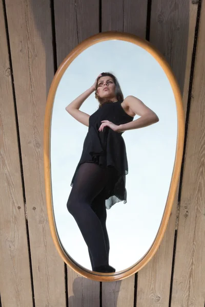 Doordachte vrouw met haar reflectie in spiegel — Stockfoto