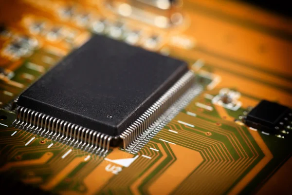 Placa de circuito impresso com componentes elétricos — Fotografia de Stock