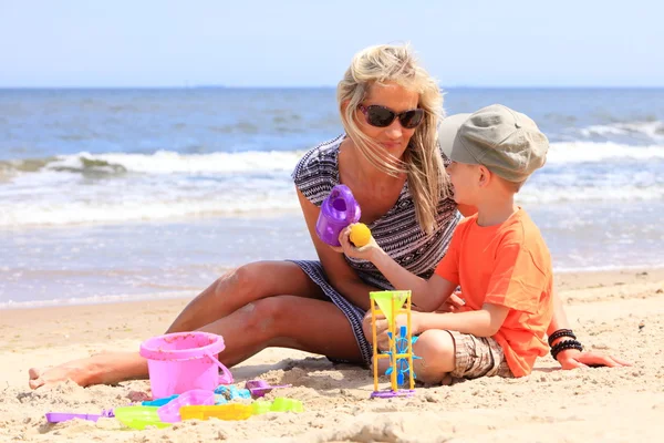 Son and mother playing toys on beach — Stock Photo, Image