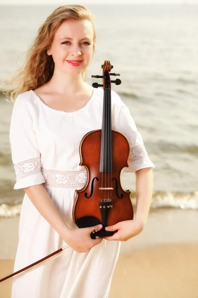 Den blonde pige med en violin udendørs - Stock-foto