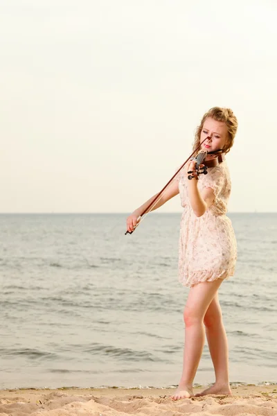 A menina loira com um violino ao ar livre — Fotografia de Stock