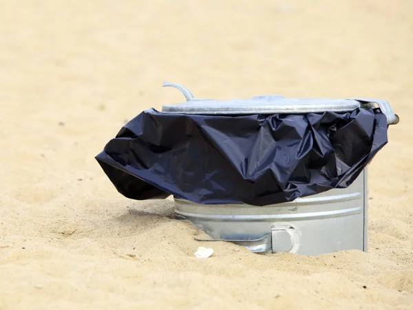 Poubelle ou boîte à ordures en métal gris sur la plage — Photo