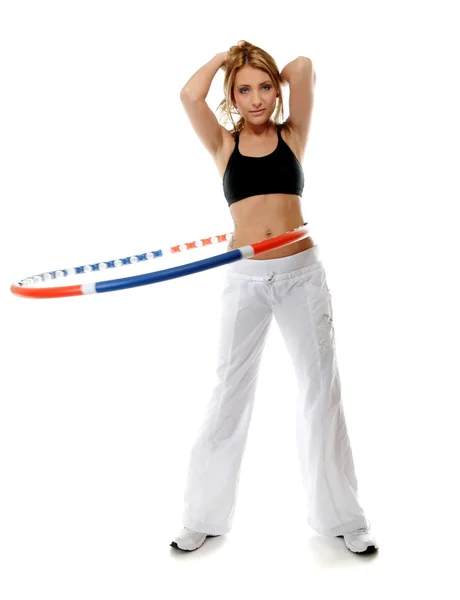 Jovem mulher fitness com hula hoop isolado — Fotografia de Stock