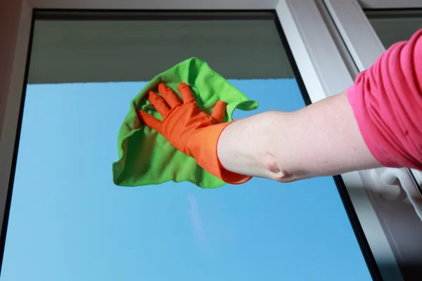 手套清洁抹布的窗口 — 图库照片