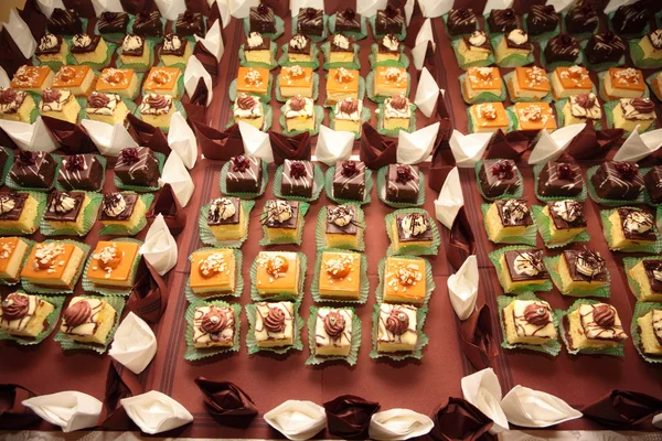 Variedades de pasteles postres catering dulces — Foto de Stock