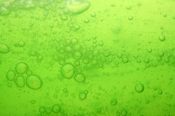Zeepbellen groene vloeibare achtergrond — Stockfoto