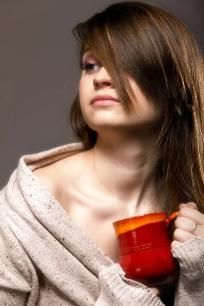 Mujer bonita soñando despierto mientras sostiene una taza de té — Foto de Stock