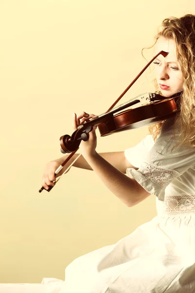 外面拿小提琴的金发姑娘 — 图库照片