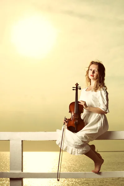 La chica rubia con un violín al aire libre — Foto de Stock