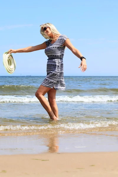 Mature woman on beach summer holiday — Stock Photo, Image