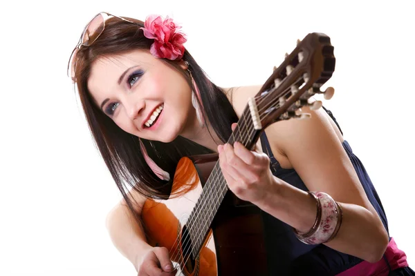 夏季女孩与白色背景上的吉他 — 图库照片