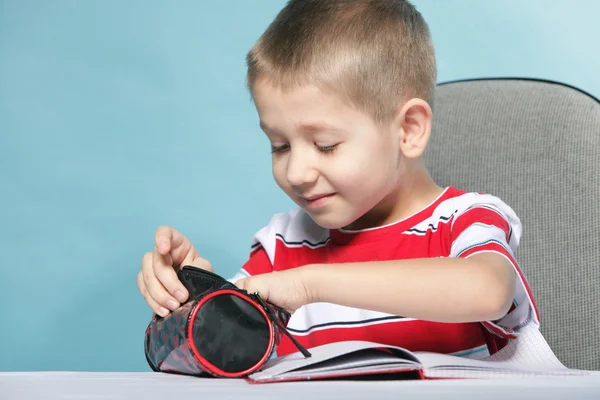 Jeune garçon mignon dessine avec des crayons de couleur — Photo