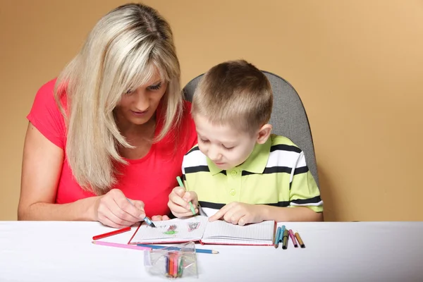 Mutter und Sohn ziehen an einem Strang — Stockfoto