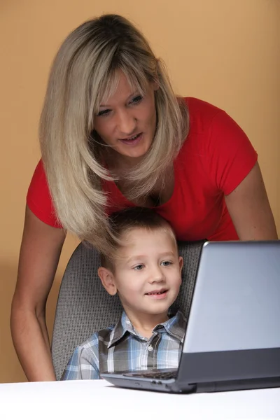 Mamma med son tittar på den bärbara datorn — Stockfoto