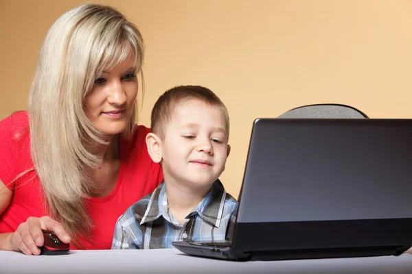 Mãe com filho olhando no laptop — Fotografia de Stock