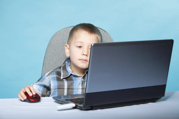 Adicción a la computadora niño con portátil portátil —  Fotos de Stock