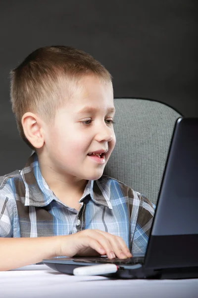 Criança viciada em computadores com notebook para laptop — Fotografia de Stock