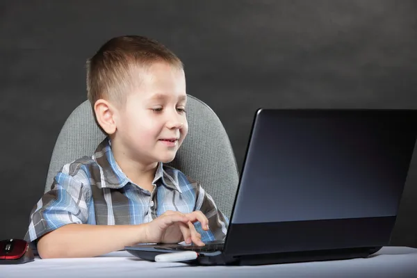 Adicción a la computadora niño con portátil portátil —  Fotos de Stock