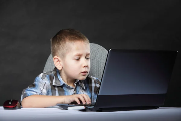 Criança viciada em computadores com notebook para laptop — Fotografia de Stock