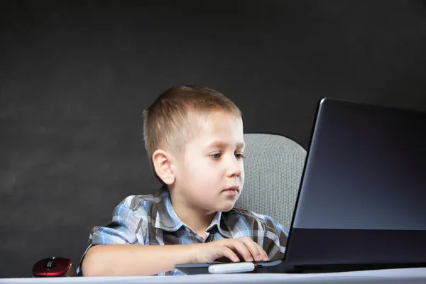 Adicción a la computadora niño con portátil portátil —  Fotos de Stock