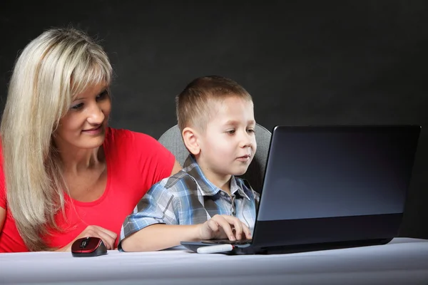 Мати з сином дивиться на ноутбук — стокове фото